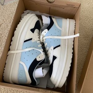 Brand New Never Worn UGG Highland Sneaker in color Fawny Size 8.5